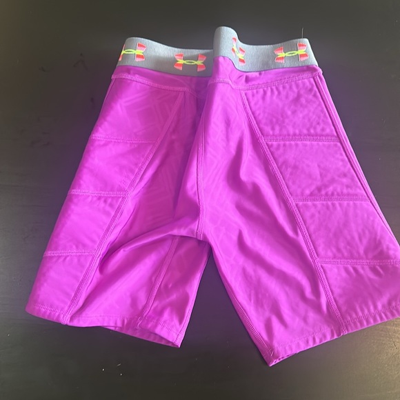 Woman’s purple UNDER ARMOUR Lightly padded compression shorts Medium - Picture 5 of 5